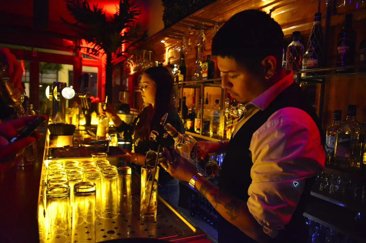 Intérieur chaleureux du Cartagena Salsa Bar à Bruxelles